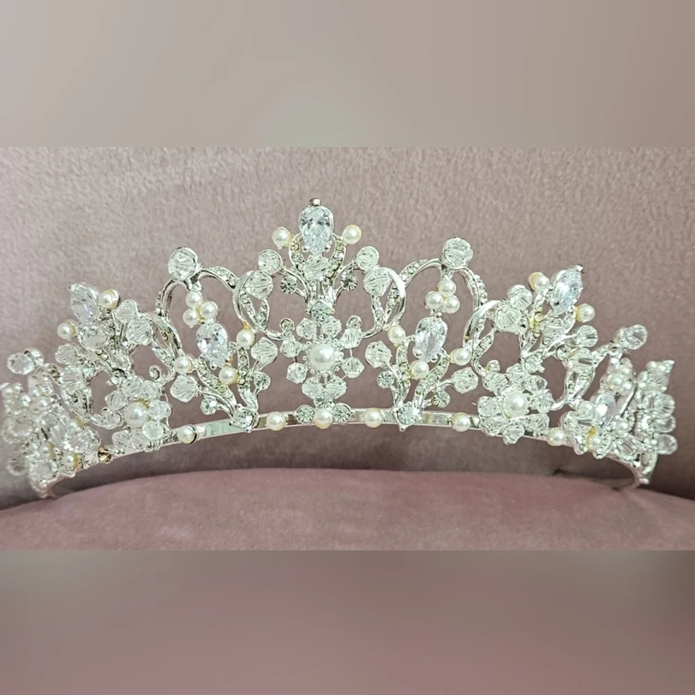 🌟Vintage Inspired Silver Sparkly Tiara with Crystals And Pearls🌟